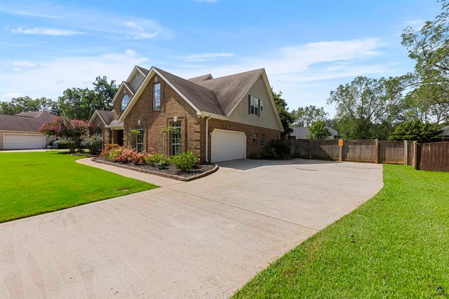 102 White Columns Drive, Kathleen, GA 31047