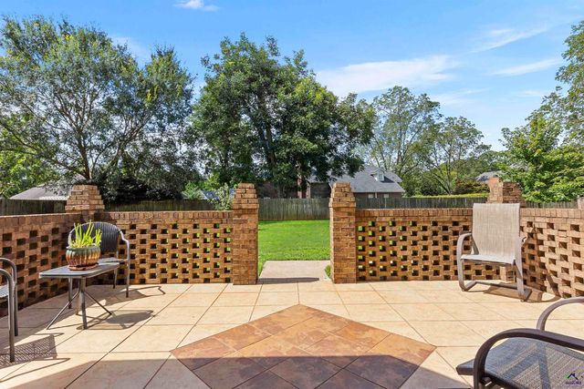 102 White Columns Drive, Kathleen, GA 31047