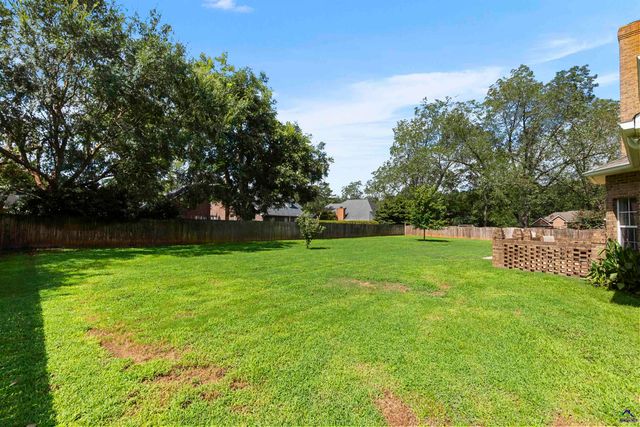 102 White Columns Drive, Kathleen, GA 31047