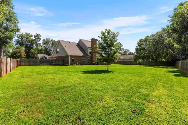 102 White Columns Drive, Kathleen, GA 31047