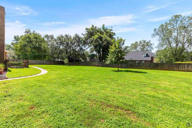 102 White Columns Drive, Kathleen, GA 31047