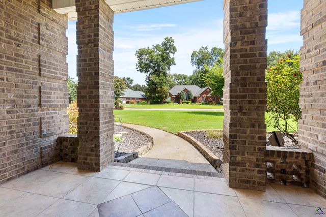 102 White Columns Drive, Kathleen, GA 31047