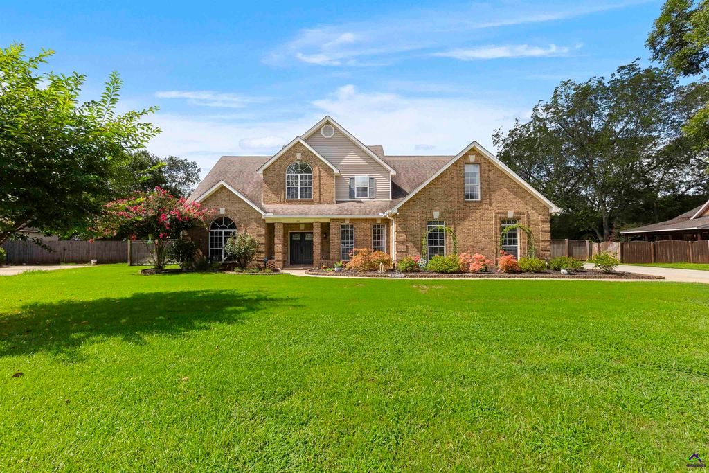 102 White Columns Drive, Kathleen, GA 31047