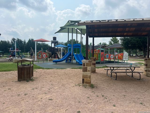 229 VIRGINIA ST, Pleasanton, TX 78064
