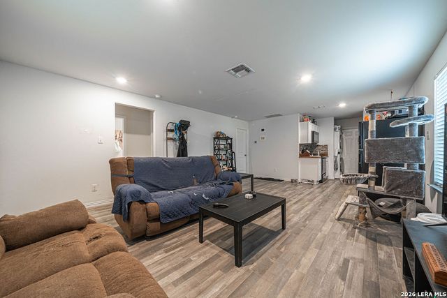 229 VIRGINIA ST, Pleasanton, TX 78064