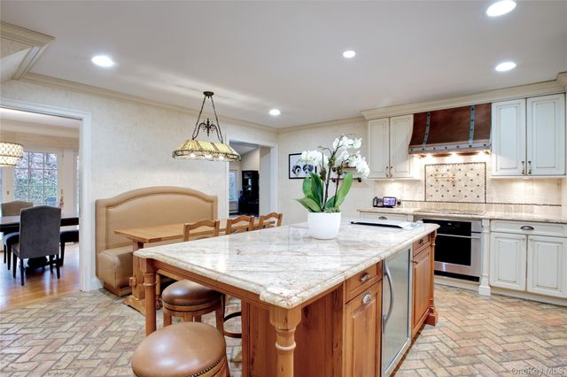 330 Chestnut Drive, East Hills, NY 11576