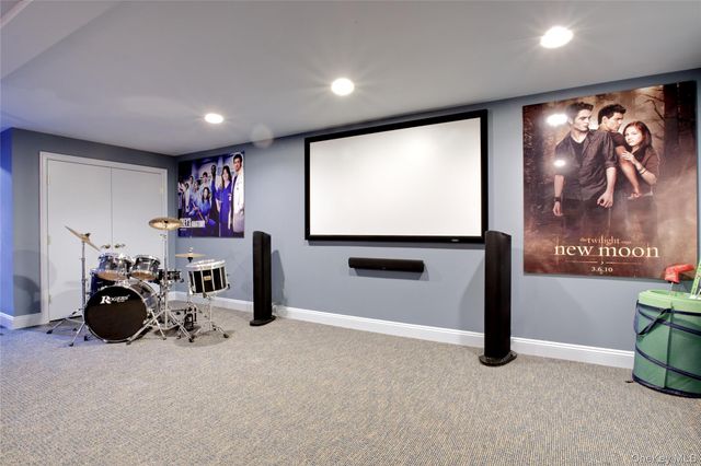 330 Chestnut Drive, East Hills, NY 11576