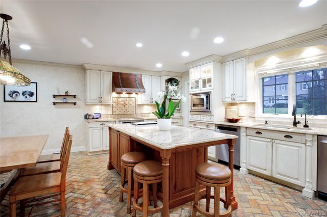 330 Chestnut Drive, East Hills, NY 11576