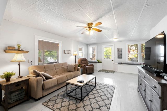 320 Lane 120 Hamilton Lk, Hamilton, IN 46742