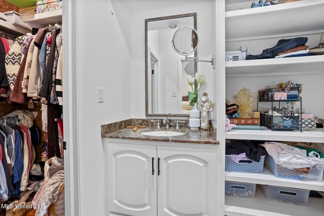 4211 N Honeysuckle Lane, Jackson, MS 39211