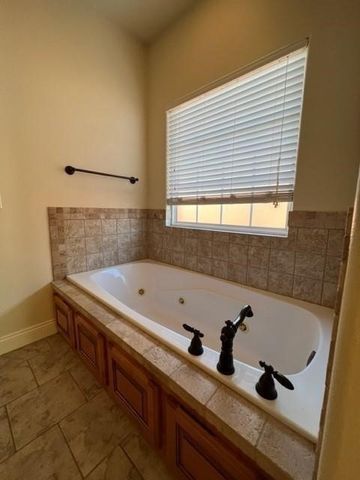 1042 Tarah Knolls Circle, Centerton, AR 72719