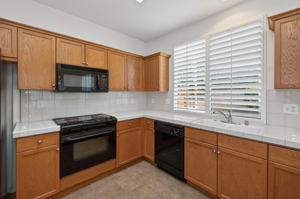 Image 13 of property listing at 4113 W Cherry Tree Lane, Fresno, CA 93722
