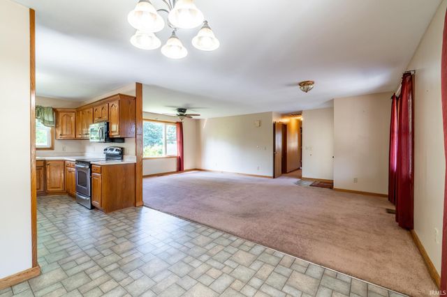 9540 E 500 S Road, Wolcottville, IN 46795