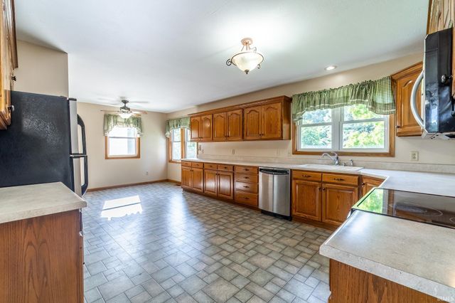 9540 E 500 S Road, Wolcottville, IN 46795