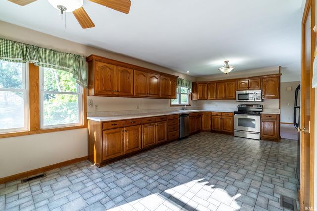 9540 E 500 S Road, Wolcottville, IN 46795