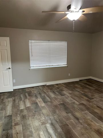 5202 Valley View Dr Drive, La Porte, TX 77571