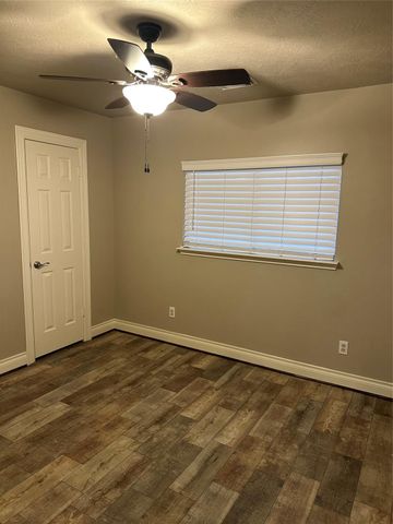 5202 Valley View Dr Drive, La Porte, TX 77571