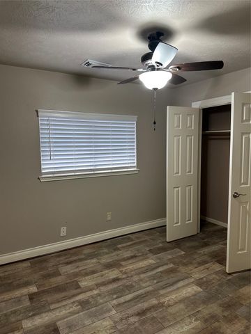 5202 Valley View Dr Drive, La Porte, TX 77571