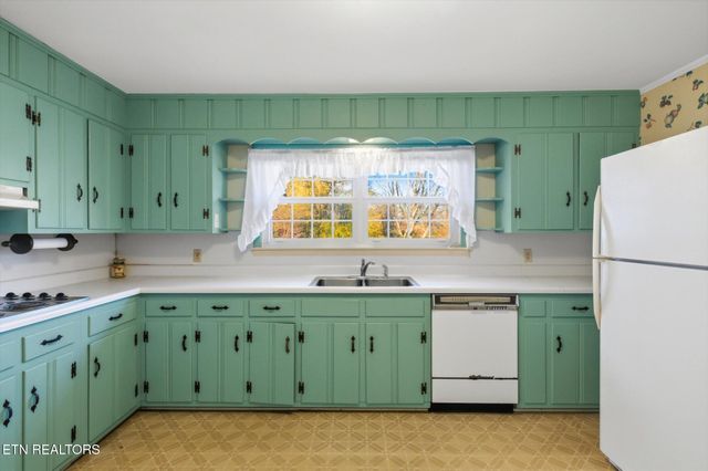 226 Hiwassee Rd, Madisonville, TN 37354