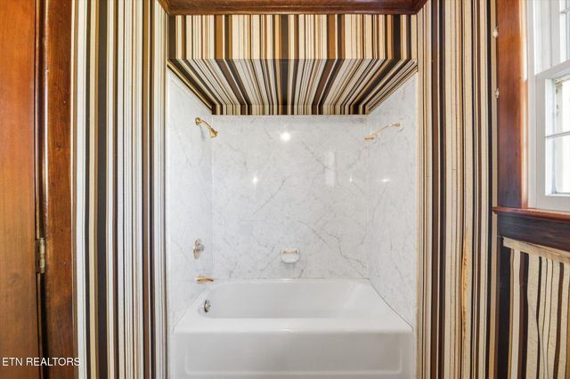 226 Hiwassee Rd, Madisonville, TN 37354