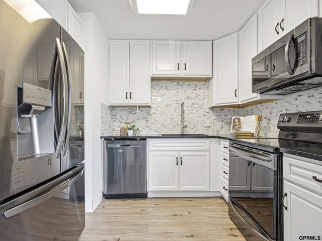 3302 Granada Parkway, Bellevue, NE 68123