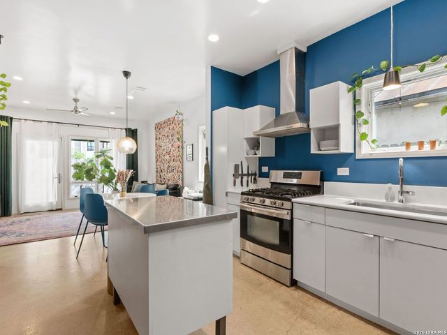 325 LAVACA ST, San Antonio, TX 78210