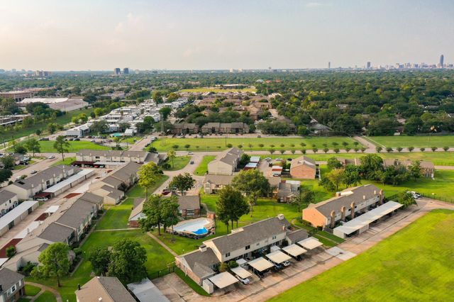 6354 Creekbend Drive 104, Houston, TX 77096