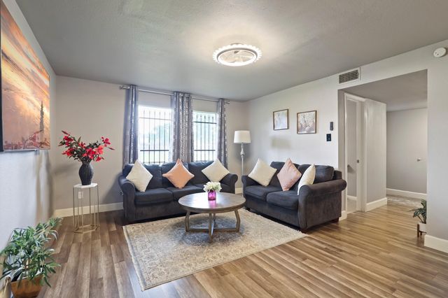 6354 Creekbend Drive 104, Houston, TX 77096