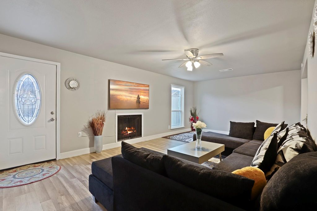 6354 Creekbend Drive 104, Houston, TX 77096