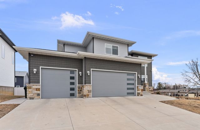 3717 N BIRCHWOOD Avenue, Davenport, IA 52806
