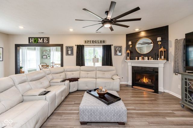910 Borealis Drive, Franklin, IN 46131
