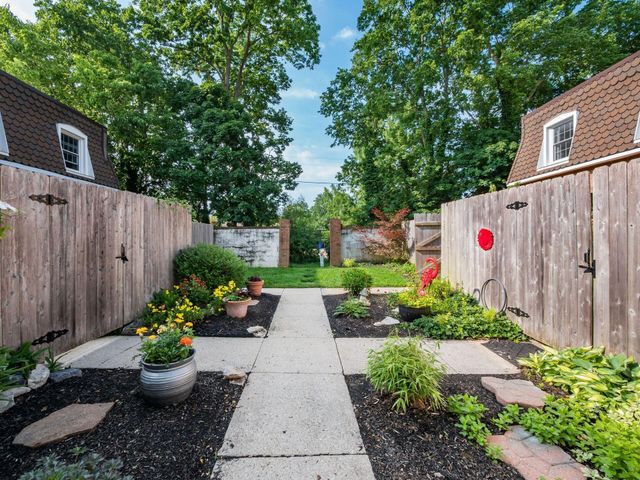 2840 Chateau Circle S, 28, Columbus, OH 43221