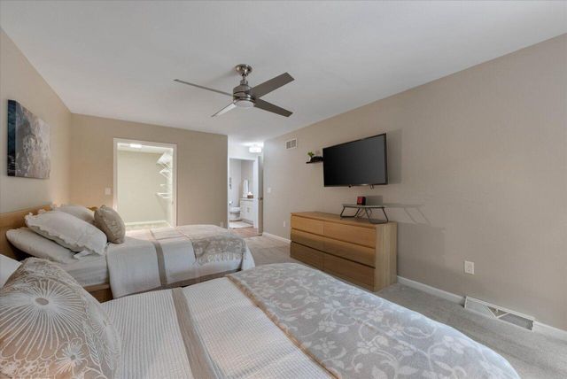 11010 N Mequon Square DRIVE, Mequon, WI 53092