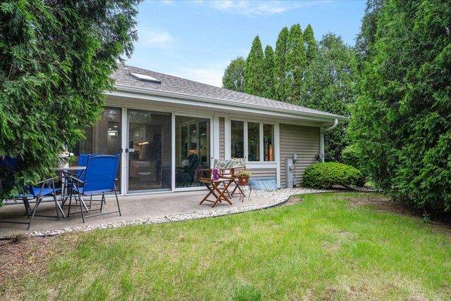 11010 N Mequon Square DRIVE, Mequon, WI 53092