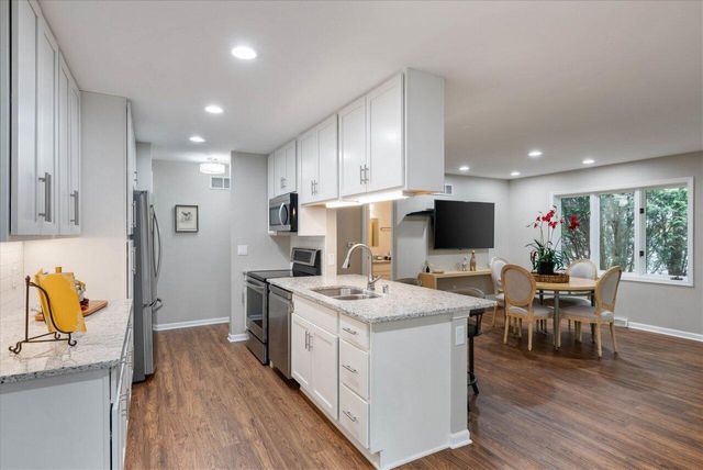 11010 N Mequon Square DRIVE, Mequon, WI 53092