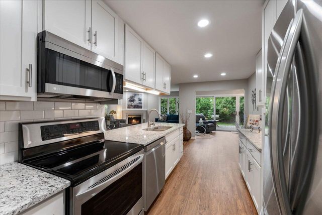 11010 N Mequon Square DRIVE, Mequon, WI 53092