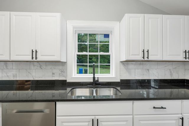 12 Kimball Road, Londonderry, NH 03053