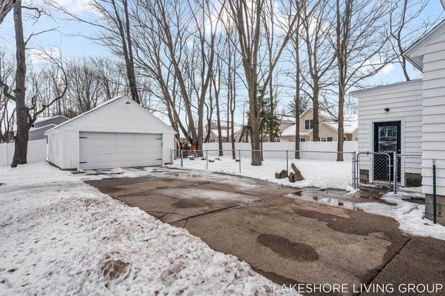 112 E 40th Street, Holland City, MI 49423