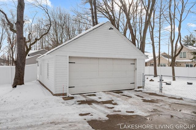 112 E 40th Street, Holland City, MI 49423