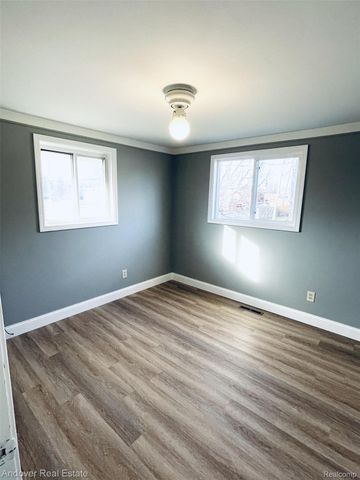 29239 Cambridge Street, Garden City, MI 48135