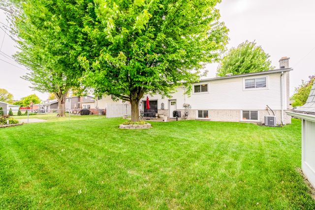 11109 S Maplelawn Avenue, Taylor, MI 48180