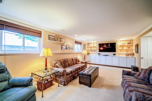 11109 S Maplelawn Avenue, Taylor, MI 48180
