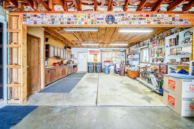 11109 S Maplelawn Avenue, Taylor, MI 48180