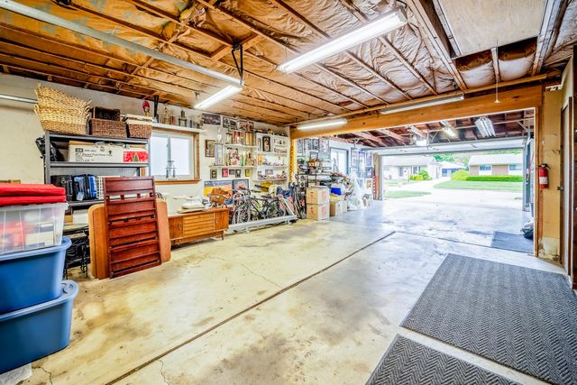 11109 S Maplelawn Avenue, Taylor, MI 48180
