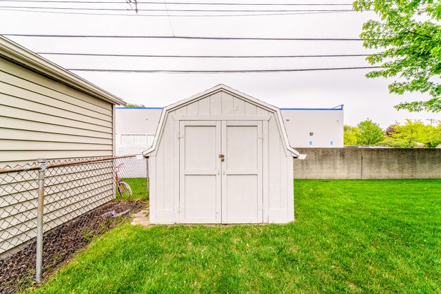 11109 S Maplelawn Avenue, Taylor, MI 48180