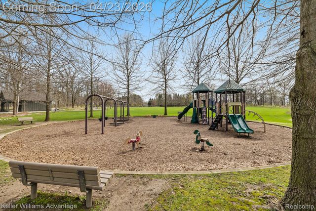 4100 Norwich Court, Oakland Charter Township, MI 48306