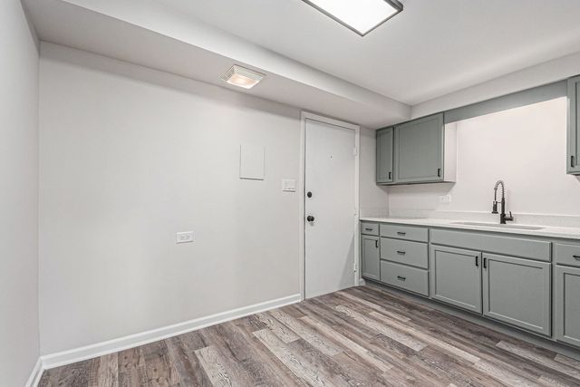 1320B Lore Lane 208, Lombard, IL 60148