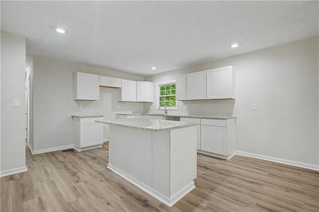 556 Roxbury Drive, Riverdale, GA 30274