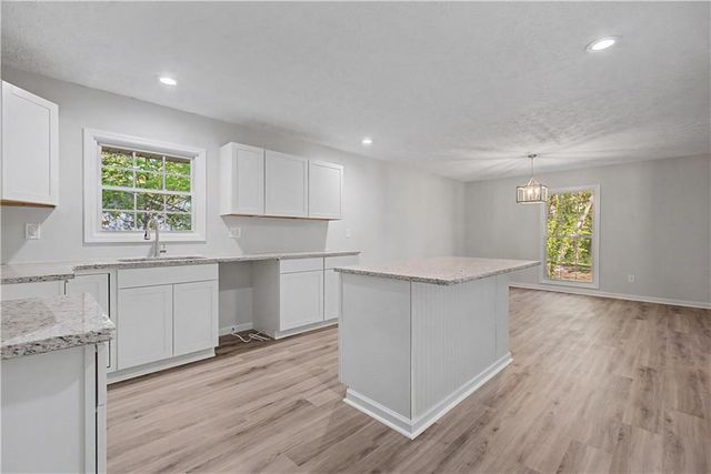 556 Roxbury Drive, Riverdale, GA 30274