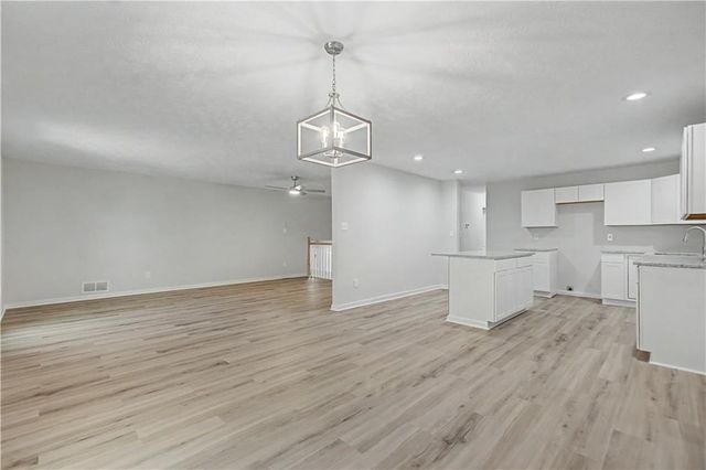 556 Roxbury Drive, Riverdale, GA 30274